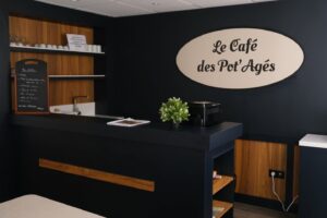 Lire la suite à propos de l’article Le « Café des pot’agés » : une nouvelle salle chaleureuse et fonctionnelle !
