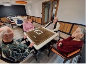 Lire la suite à propos de l’article 𝗟𝗲 𝗖𝗮𝗳𝗲́ 𝗱𝗲𝘀 𝗣𝗼𝘁’𝘀 𝗔̂𝗴𝗲́𝘀 : 𝘂𝗻 𝗹𝗶𝗲𝘂 𝗽𝗼𝘂𝗿 𝘀𝗲 𝗿𝗲𝘁𝗿𝗼𝘂𝘃𝗲𝗿